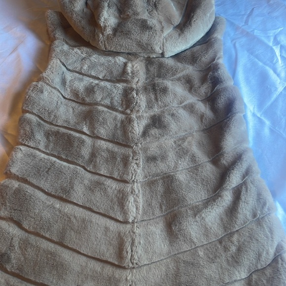 Maria Faux-Fur Vest - Picture 7 of 11